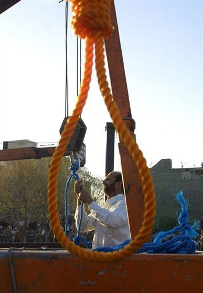 Chuẩn bị dây treo cổ trước một cuộc tử hình ở Tehran