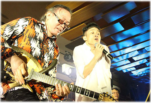 Nghệ sĩ Nguyên Lê và ca sĩ Tùng Dương trong không gian của m nhạc trên tầng cao