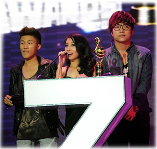 Mr T, Hằng Bingboong và Yanbi nhận 3 giải dành cho ca khúc Thu cuối 