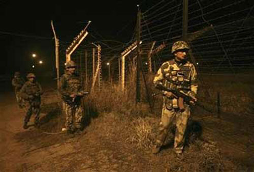 Lính biên phòng Ấn Độ tuần tra ở bang Jammu và Kashmir 