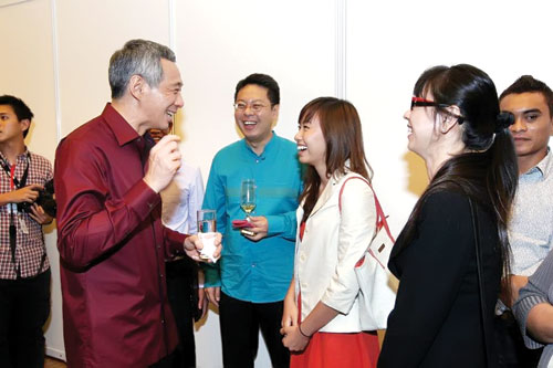 Thủ tướng Singapore Lý Hiển Long và sinh viên Việt Nam Lê Hà Thanh Mai (áo trắng) 