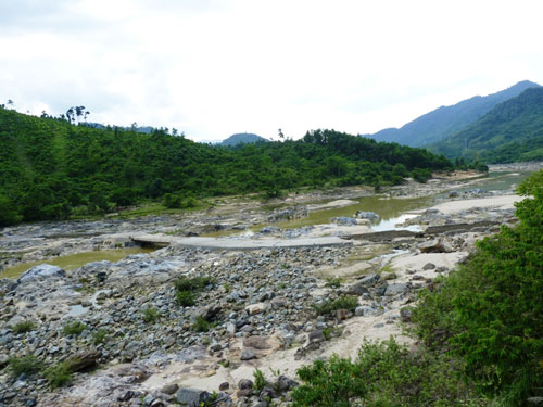 Các dòng sông thượng nguồn Vu Gia bị khô cạn