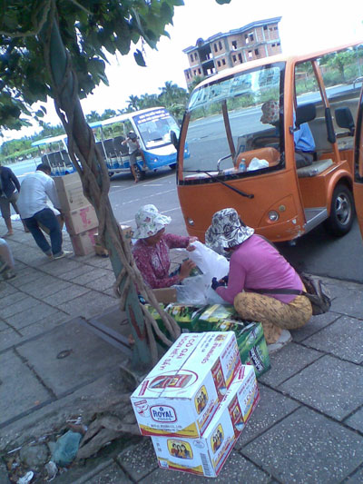 Cận tết nguyên đán Quý Ngọ 2013, bia rượu vẫn được dự đoán là mặt hàng tết được người dân tìm đến mua nhiều tại khu KTCK Mộc Bài