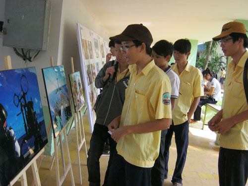Đông đảo các bạn học sinh, sinh viên tham quan triển lãm ảnh 2