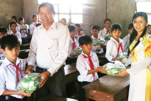 Nestlé Việt Nam tặng sữa cho học sinh nghèo