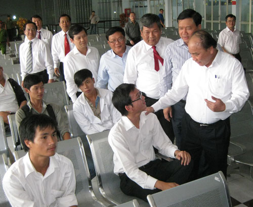 Phó thủ tướng Nguyễn Xuân Phúc tiếp xúc  khách mua vé tại ga Sài Gòn
