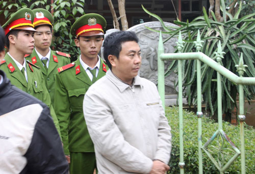 Ông Nguyễn Văn Thành (áo trắng) khi bị bắt