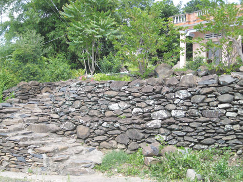 Tường rào và lối đi bằng đá