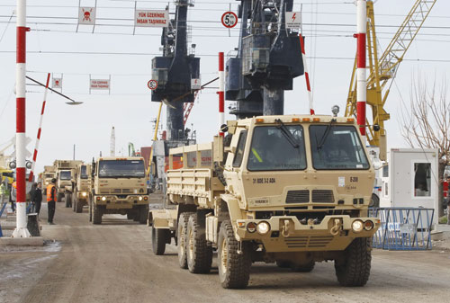Đoàn xe chở thiết bị tên lửa Patriot của Mỹ rời cảng đến nơi triển khai ở Thổ Nhĩ Kỳ - Ảnh: Reuters