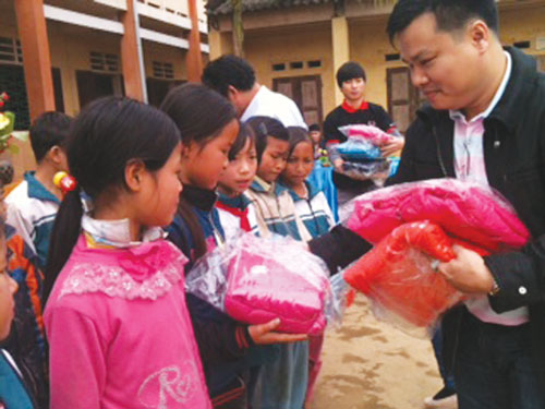 Ông Nguyễn Xuân Tùng - Giám đốc điều hành Công ty cổ phần Yến Việt, tặng áo ấm cho học sinh