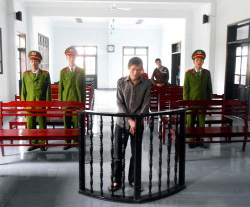 Phạm nhân Ngô Tùng Châu trước vành móng ngựa