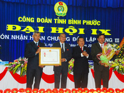 LĐLĐ Bình Phước đón nhận Huân chương độc lập hạng III