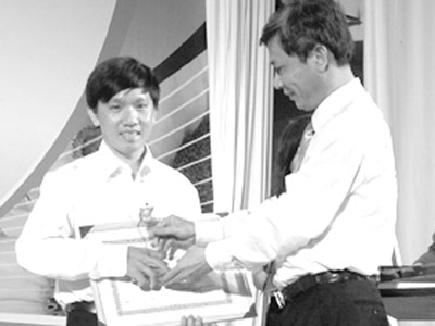 Phóng viên Thanh Niên nhận giải Ngòi bút trẻ năm 2012