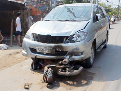 Ô tô, xe máy bốc cháy sau tai nạn