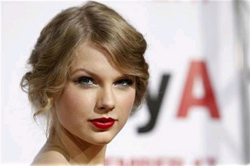 Taylor Swift, Rihanna “khoe giọng” tại Grammy 2013