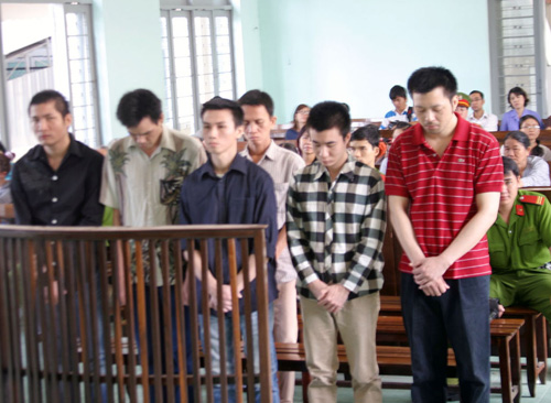 Bị cáo Mark Joseph Nguyen (hàng đứng, ngoài cùng bên phải) và đồng bọn trước tòa - Ảnh: Quế Hà