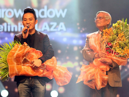 Ca sĩ Tùng Dương và nhạc sĩ Doãn Nho nhận giải Bài hát của năm