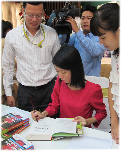Dịch giả Nguyễn Bích Lan đang ký tặng sách cho độc giả - Ảnh: Ngọc Bi