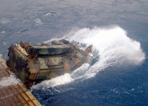 Xe tấn công đổ bộ của Mỹ xuất kích từ tàu chiến - Ảnh: US Navy