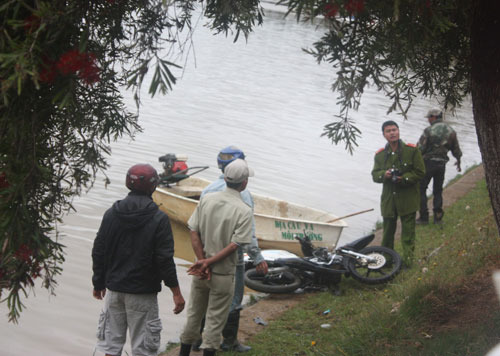 Lao xe máy xuống hồ Xuân Hương một người thiệt mạng