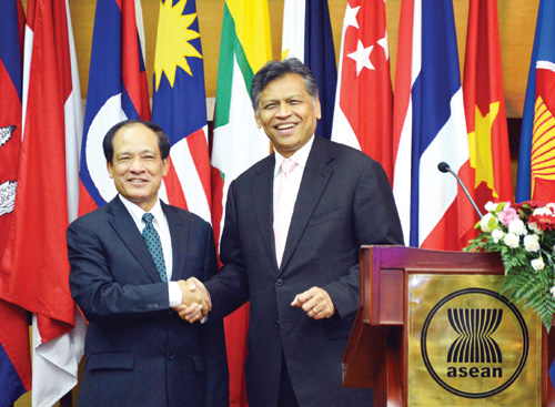 Tân TTK Lê Lương Minh (trái) nhận bàn giao trọng trách từ ông Surin Pitsuwan ngày 9.1 - Ảnh: AFP