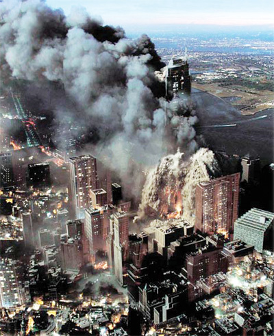 Tòa tháp Sky Tower sụp đổ trong phim Tháp lửa - Ảnh: megastar
