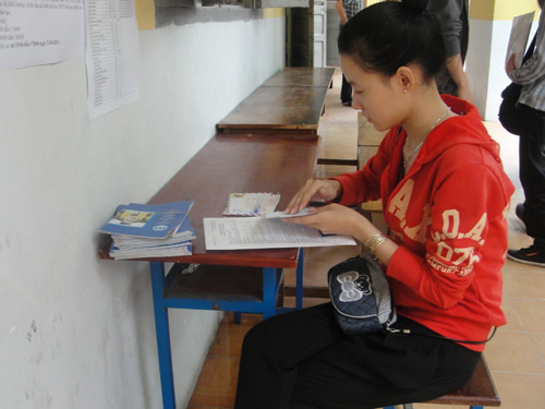 A1: Thí sinh làm hồ sơ đăng ký dự thi vào Trường ĐH Sài Gòn năm 2012 - Ảnh: Hà Ánh
