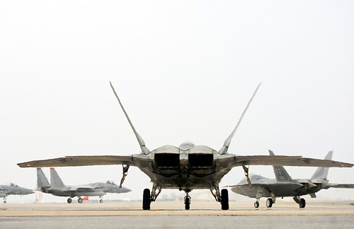 Các phi đội F-22 được triển khai liên tục tại Okinawa - Ảnh: Kadena.af.mil