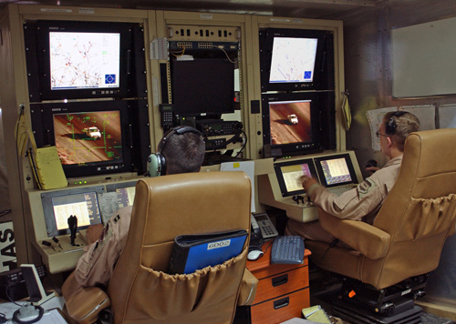 Hai phi công Mỹ điều khiển UAV MQ-1B Predator từ  một căn cứ ở Iraq - Ảnh: US Air Force 