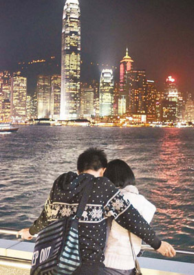 Một cặp đôi người Trung Quốc hẹn hò bên bờ sông Thượng Hải - Ảnh: Oriental.on.cc