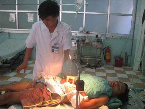 Anh Trung nằm điều trị tại Khoa Phẩu thuật – Gây mê – Hồi sức cấp cứu Bệnh viện đa khoa tỉnh Bình Định