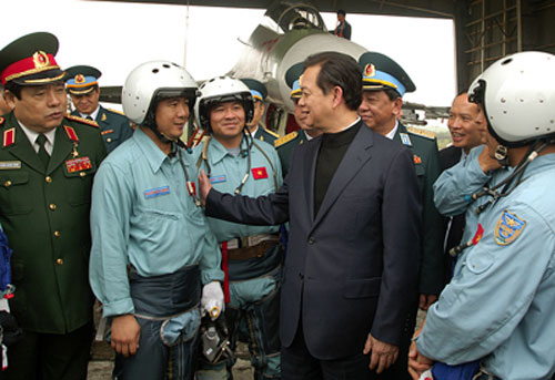 Thủ tướng Nguyễn Tấn Dũng thăm Trung đoàn Không quân 923 1