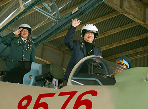 Thủ tướng Nguyễn Tấn Dũng thăm Trung đoàn Không quân 923 2