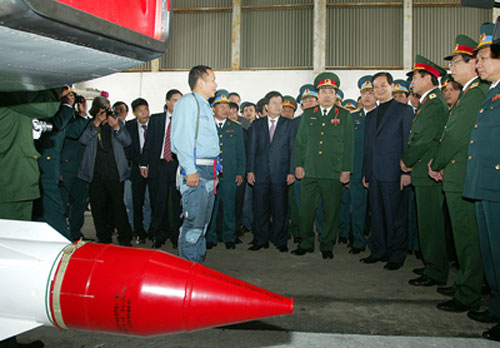Thủ tướng Nguyễn Tấn Dũng thăm Trung đoàn Không quân 923 3
