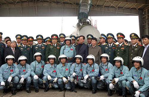 Thủ tướng Nguyễn Tấn Dũng thăm Trung đoàn Không quân 923 4