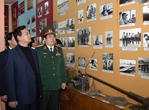 Thủ tướng Nguyễn Tấn Dũng thăm Trung đoàn Không quân 923 5