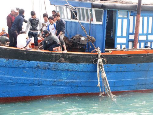 Đang lặn tìm ngư dân và trục vớt tàu cá bị chìm 4