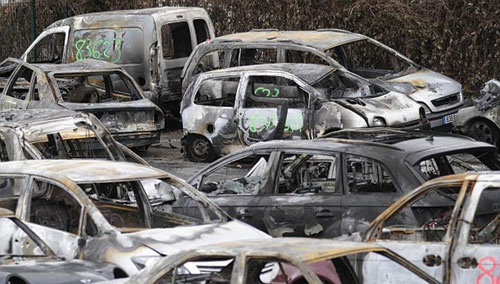 Hơn 1.100 xe bị đốt trong đêm giao thừa