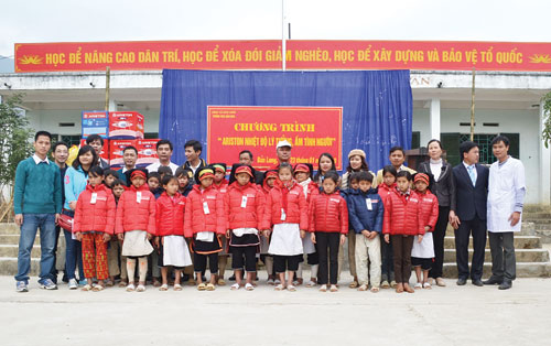 Ariston Thermo Việt Nam tặng quà cho các huyện nghèo