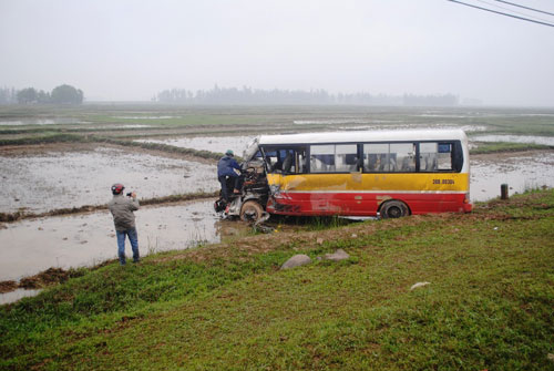 Hà Tĩnh: Xe buýt “dỏm” đâm vào xe tải, hành khách được phen hú vía