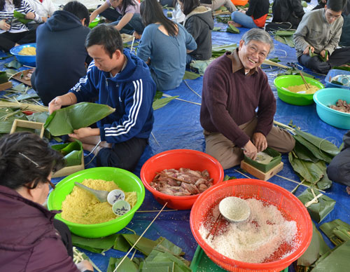 Gói bánh chưng tặng người nghèo