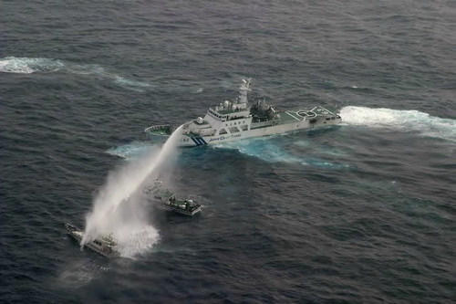 Tàu Nhật phun vòi rồng đuổi tàu Đài Loan đến Senkaku/Điếu Ngư 