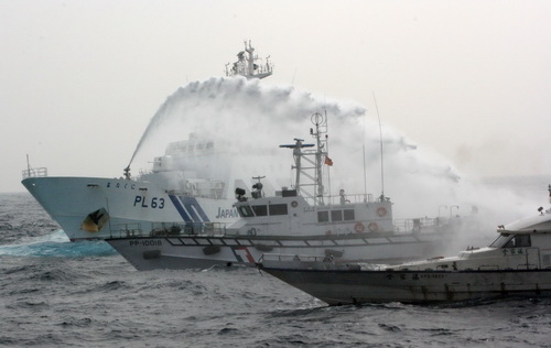 Tàu Nhật phun vòi rồng đuổi tàu Đài Loan đến Senkaku/Điếu Ngư 