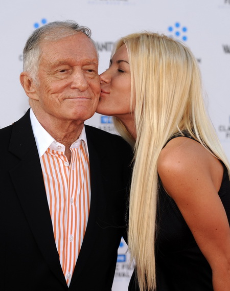 Tỷ phú Playboy cưới người mẫu trẻ hơn … 60 tuổi