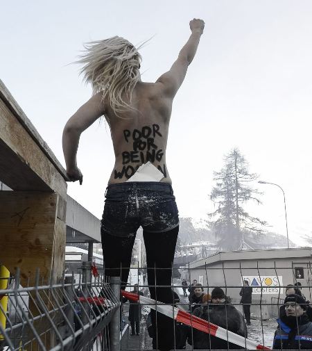 Ngực trần bảo vệ quyền phụ nữ tại Diễn đàn kinh tế thế giới ở Thụy Sĩ - Ảnh: Reuters