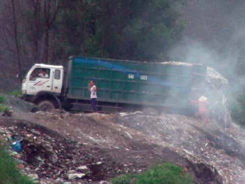 Nhiều xe tải chở rác thải công nghiệp đi đổ bậy