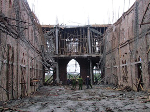 Điều tra vụ sập mái nhà thờ Ngọc Lâm