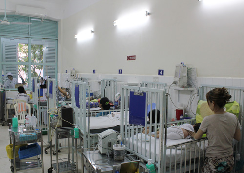 Nhiều bệnh nhi bị bệnh hô hấp nặng phải nằm phòng cấp cứu tại Bệnh viện Nhi đồng 2 TP.HCM - Ảnh Nguyên Mi