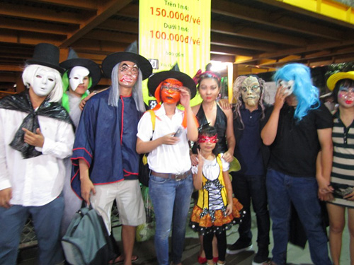 Hình ảnh của một số bạn trẻ tham dự lễ Halloween tại Đầm Sen
            1