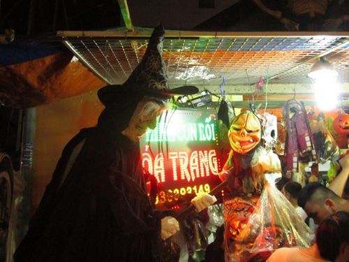 Các cửa hàng trang phục Halloween đông đúc người mua ở những giờ cuối ngày 1